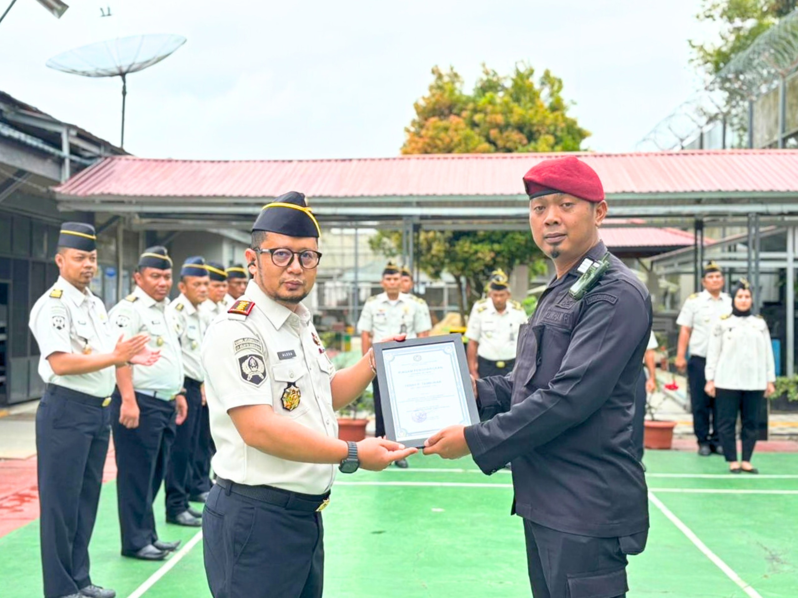 BERHASIL GAGALKAN PENYELUNDUPAN NARKOBA, PETUGAS LAPAS KELAS IIA BANGKINANG TERIMA PENGHARGAAN